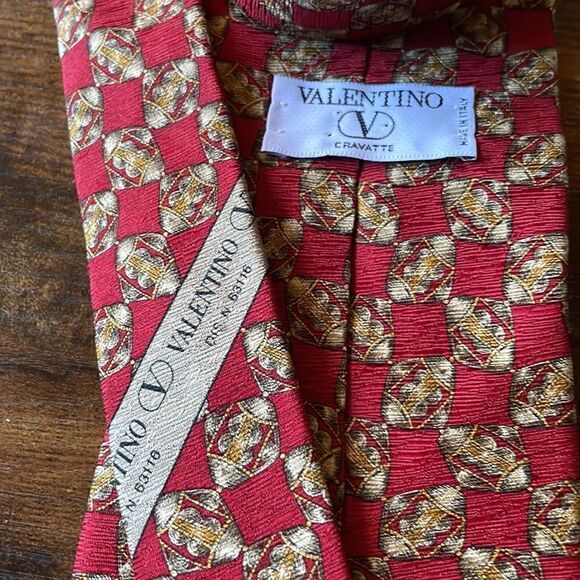 Vintage Valentino Silk Tie in Crimson Made In Italy/ excellent - Picture 4 of 5